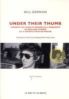 Couverture du livre « Under their thumb ; comment un gamin de Brooklyn a fréquenté les Rolling Stones (et a survécu pour en parler) » de Bill German aux éditions Le Mot Et Le Reste