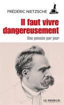 Couverture du livre « Il faut vivre dangereusement ; une pensée par jour » de Friedrich Nietzsche aux éditions Le Passeur