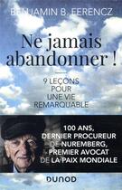 Couverture du livre « Ne jamais abandonner ! 9 leçons pour une vie remarquable » de Benjamin Ferencz aux éditions Dunod