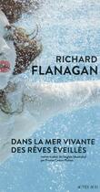Couverture du livre « Dans la mer vivante des rêves éveillés » de Richard Flanagan aux éditions Actes Sud