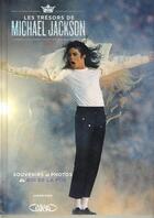 Couverture du livre « Les trésors de Michael Jackson ; souvenirs et photos du roi de la pop » de Jason King aux éditions Michel Lafon