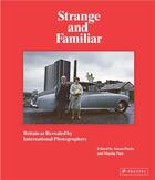 Couverture du livre « Strange and familiar: britain as revelaed by international photographers » de Pardo Alona aux éditions Prestel