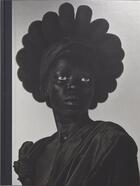 Couverture du livre « Somnyama ngonyama, salut à toi, lionne noire ! » de Zanele Muholi aux éditions Delpire