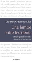 Couverture du livre « Une lampe entre les dents ; chronique athénienne » de Christos Chryssopoulos aux éditions Editions Actes Sud