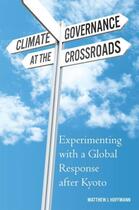 Couverture du livre « Climate Governance at the Crossroads: Experimenting with a Global Resp » de Hoffmann Matthew J aux éditions Oxford University Press Usa