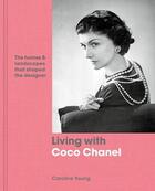 Couverture du livre « Living with coco chanel » de Caroline Young aux éditions Quarry