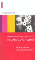 Couverture du livre « Marcher sur les pieds de la femme qu'on aime ; faire du quotidien une aventure singulière » de Alain Le Nineze aux éditions Autrement