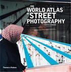 Couverture du livre « The world atlas of street photography » de Jackie Higgins aux éditions Thames & Hudson