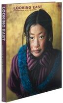 Couverture du livre « Looking east » de Steve Mccurry aux éditions Phaidon Press