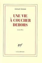 Couverture du livre « Une vie à coucher dehors » de Sylvain Tesson aux éditions Gallimard