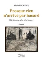 Couverture du livre « Presque rien n'arrive par hasard : Itinéraire d'un boomer » de Michel Ducens aux éditions Verone