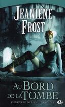 Couverture du livre « Chasseuse de la nuit Tome 1 : au bord de la tombe » de Frost Jeaniene aux éditions Milady