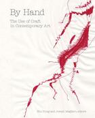 Couverture du livre « By hand ; the use of craft in contemporary art » de Hung et Magliaro aux éditions Princeton Architectural