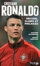 Couverture du livre « Cristiano Ronaldo ; orgueil, gloire et préjugés » de Antoine Grynbaum et Marco Martins aux éditions Solar