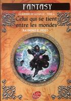 Couverture du livre « La guerre de la faille t.4 ; celui qui se tient entre les mondes » de Raymond Elias Feist aux éditions Le Livre De Poche Jeunesse