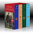 Couverture du livre « OUTLANDER BOXED SET: OUTLANDER - OUTLANDER, DRAGONFLY IN AMBER, VOYAGER, DRUMS OF AUTUMN » de Diana Gabaldon aux éditions 