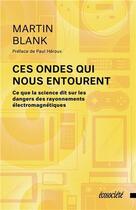 Couverture du livre « Ces ondes qui nous entourent ; ce que la science dit sur les dangers des rayonnements électromagnétiques » de Martin Blank aux éditions Ecosociete