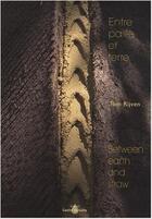 Couverture du livre « Entre paille et terre ; between earth and straw » de Tom Rijven aux éditions Goutte De Sable