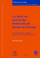 Couverture du livre « La mise en oeuvre du protocole de Kyoto en Europe ; interactions des contrôles international et communautaire » de Anne-Sophie Tabau aux éditions Bruylant