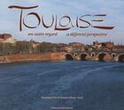Couverture du livre « Toulouse ; un autre regard / a different perspective » de Viet Cabanel-Inard aux éditions Daniel Briand