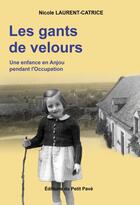 Couverture du livre « Les Gants De Velours -  Une Enfance En Anjou Pendant L'Occupation » de Nicole Laurent-Catri aux éditions Petit Pave