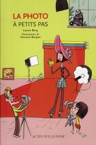 Couverture du livre « A PETITS PAS ; la photo » de Laura Berg et Vincent Bergier aux éditions Actes Sud Junior