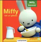 Couverture du livre « Miffy - petites et grandes aventures - miffy fait un gateau » de Dick Bruna aux éditions Castelmore