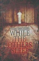 Couverture du livre « WHILE THE OTHERS SLEEP » de Becker Tom aux éditions Scholastic