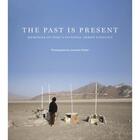 Couverture du livre « The past is present ; memories of Peru's internal armed conflict » de Jonathan Moller aux éditions Antique Collector's Club