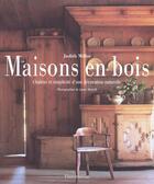 Couverture du livre « Maisons en bois ; chaleur et simplicité d'une décoration naturelle » de Judith Miller aux éditions Flammarion