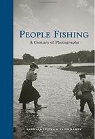 Couverture du livre « People fishing ; a century of photographs » de Barbara Levine et Paige Ramey aux éditions Princeton Architectural