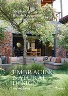 Couverture du livre « Embracing natural design inspired living » de Stephanie Kienle Gonzalez et India Hicks aux éditions Rizzoli