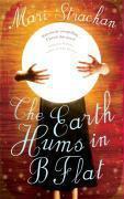 Couverture du livre « The Earth Hums in B Flat » de Mari Strachan aux éditions Epagine