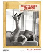 Couverture du livre « Bunny yeager's darkroom - pin-up photography's golden era » de Von Teese Dita/Mason aux éditions Rizzoli