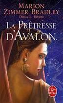 Couverture du livre « Les dames du lac Tome 4 ; la prêtresse d'Avalon » de Marion Zimmer Bradley aux éditions Le Livre De Poche