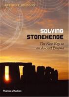 Couverture du livre « Solving stonehenge » de Anthony Johnson aux éditions Thames & Hudson