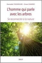 Couverture du livre « L'homme qui parle aves les arbres : se reconnecter avec la nature » de Gwenaelle Thouroude et Erwan Cavarec aux éditions Sully