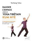 Couverture du livre « Danser l'espace avec le yoga tibétain Kum Nyé : 76 nouvelles postures pour éveiller la conscience et raviver la joie » de Tarthang Tulku aux éditions Les Deux Oceans