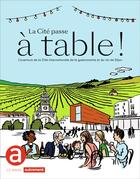 Couverture du livre « La cite passe a table ! - l'aventure de la cite internationale de la gastronomie et du vin de dijon » de Benjamin Sirom aux éditions Autrement