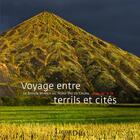 Couverture du livre « Voyage entre terrils et cités ; le bassin minier du Nord-Pas de Calais » de  aux éditions Lieux Dits