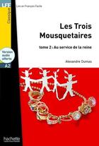 Couverture du livre « Les trois Mousquetaires Tome 2 : au service de la reine ; A2 » de Alexandre Dumas aux éditions Hachette Fle