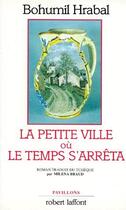 Couverture du livre « La petite ville où le temps s'arrêta » de Bohumil Hrabal aux éditions Robert Laffont