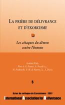 Couverture du livre « La prière de délivrance et d'exorcisme t.5 ; les attaques du démon contre l'homme » de  aux éditions Benedictines