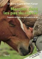 Couverture du livre « Marcher dans les pas du cheval ; sagesse animale et découverte de soi » de Anna Evans et Ines Kaiser aux éditions Favre