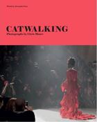 Couverture du livre « Catwalking photographs by chris moore » de Alexander Fury aux éditions Laurence King