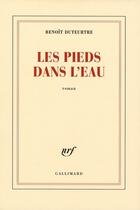 Couverture du livre « Les pieds dans l'eau » de Benoit Duteurtre aux éditions Gallimard