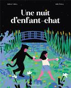 Couverture du livre « Une nuit d'enfant-chat » de Juliette Vallery et Julie Debezy aux éditions Bayard Jeunesse