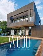 Couverture du livre « Surrounded by wood ; contemporary living styles » de Agata Toromanoff aux éditions Braun