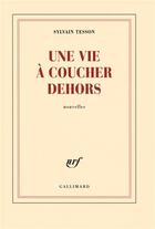 Couverture du livre « Une vie à coucher dehors » de Sylvain Tesson aux éditions Gallimard