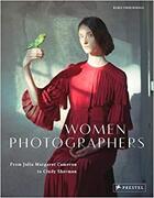 Couverture du livre « Women photographers ; from Julia Margaret Cameron to Cindy Sherman » de Boris Friedewald aux éditions Prestel